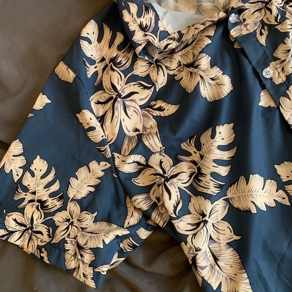 Hawaiian MENS dress shirt LIKE NEW - Picture 3 of 5